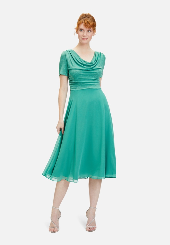Cocktailkleid im Glitzer-Look / Modellfoto Vorderseite