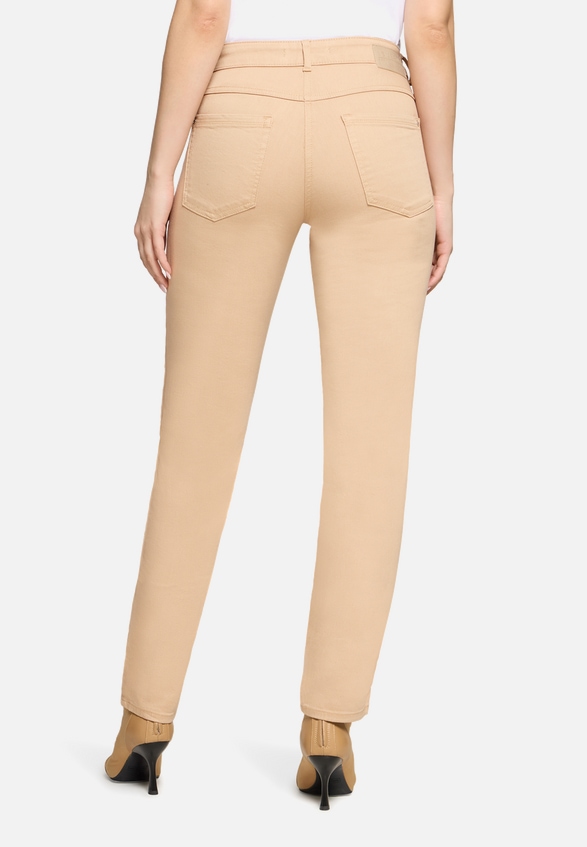 Casual-Hose mit aufgesetzten Taschen / Modellfoto Rückseite