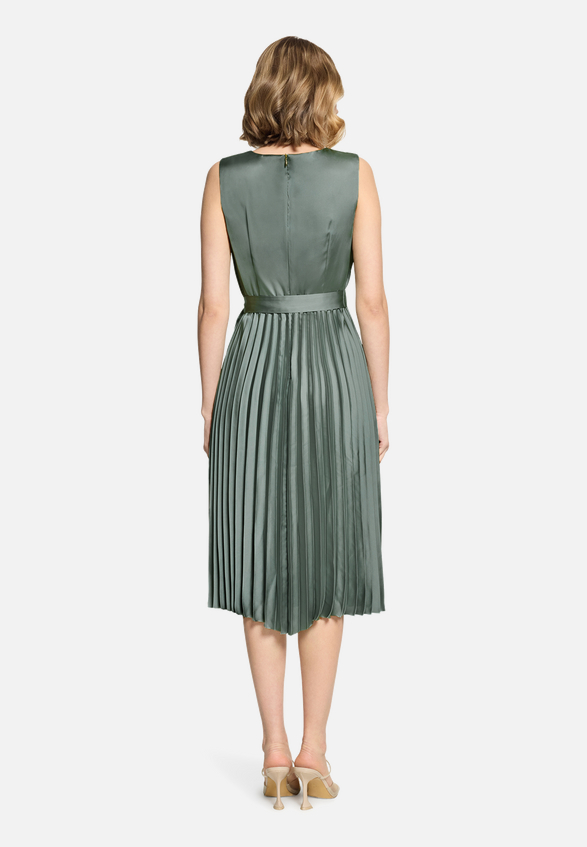 Chiffonkleid mit Plissee / Modellfoto Rückseite