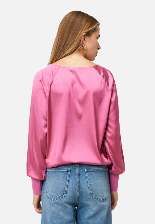 Satinbluse mit Strickbündchen / Modellfoto Rückseite