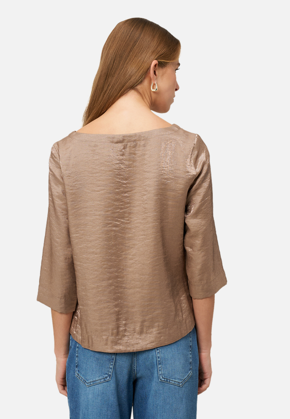 Bluse mit Knittereffekt / Modellfoto Rückseite