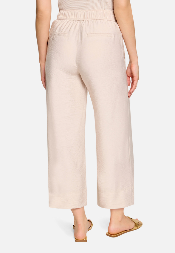 Casual-Hose mit elastischem Bund / Modellfoto Rückseite