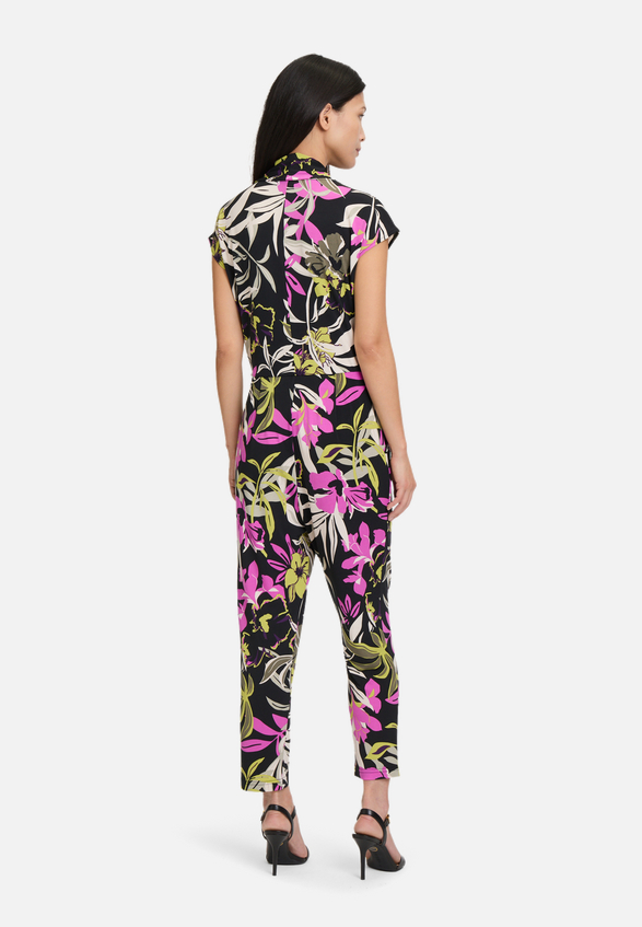 Jumpsuit mit Eingrifftaschen / Modellfoto Rückseite