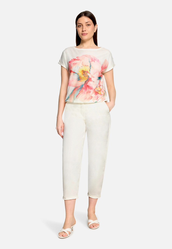 Halbarm-Shirt mit Gummizug / Modellfoto Vorderseite (Outfit)