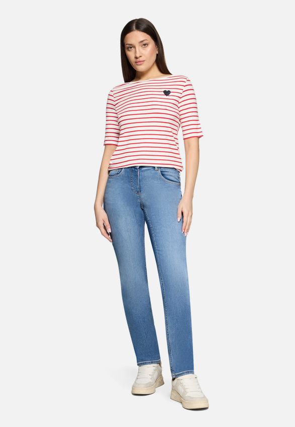 Skinny Jeans  mit Used-Waschung Style Rosalie / Modellfoto Vorderseite (Outfit)