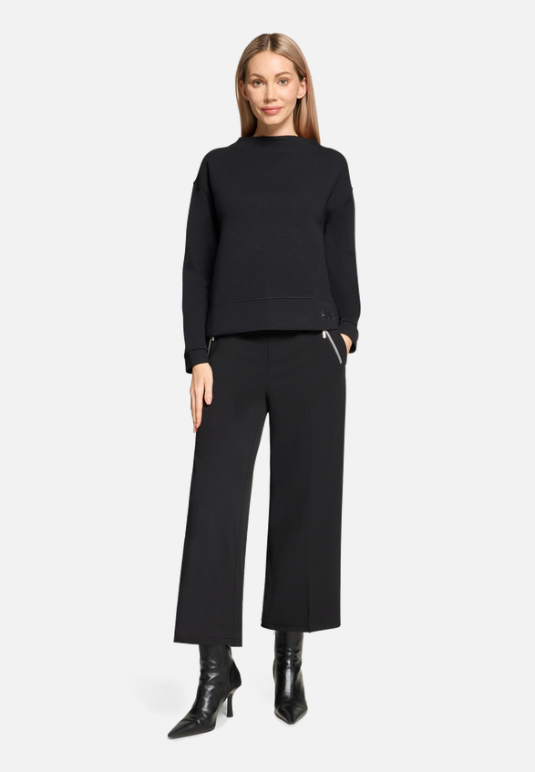 Sweatshirt mit Stehkragen / Modellfoto Vorderseite (Outfit)