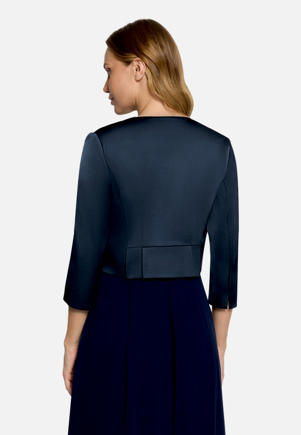 Bolero-Jacke mit Kellerfalten / Modellfoto Rückseite