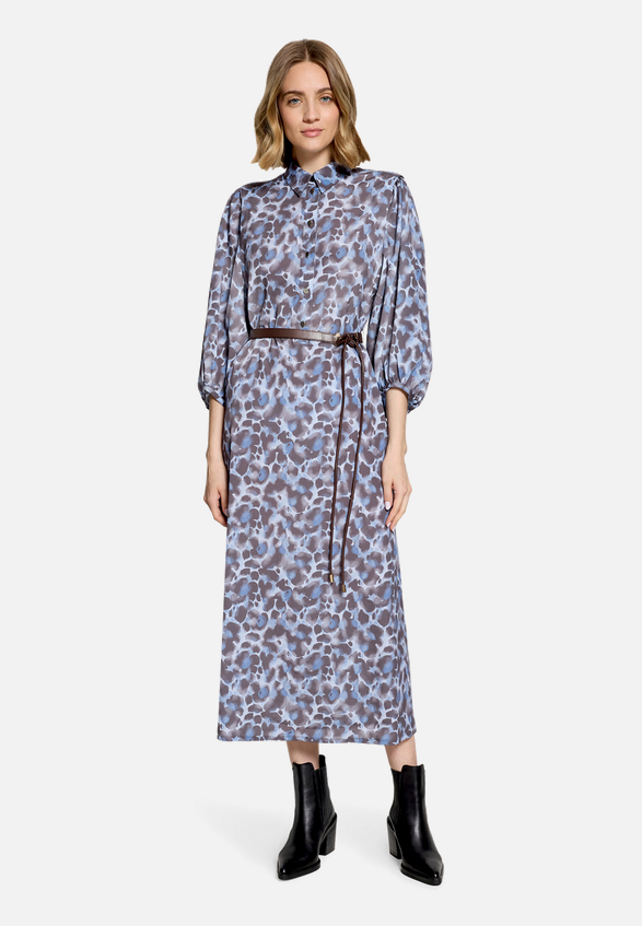 Hemdblusenkleid mit Bindegürtel / Modellfoto Vorderseite