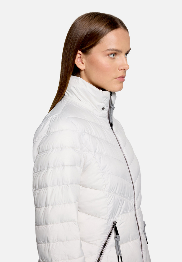 Steppjacke mit abnehmbarer Kapuze / Detailbild
