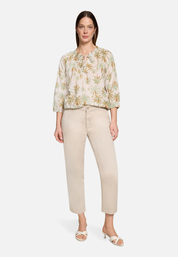 Casual-Bluse mit Raffung / Modellfoto Vorderseite (Outfit)