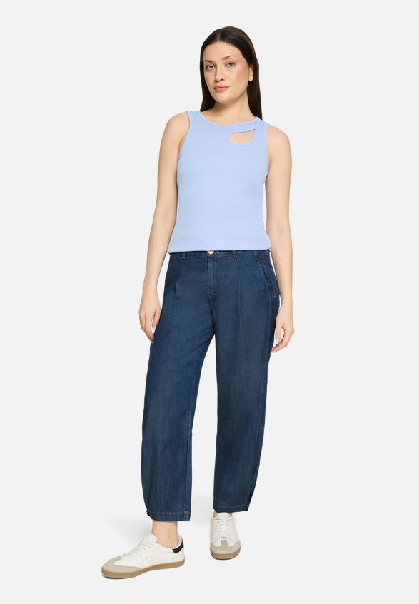 Basic-Top mit Rundhalsausschnitt / Modellfoto Vorderseite (Outfit)