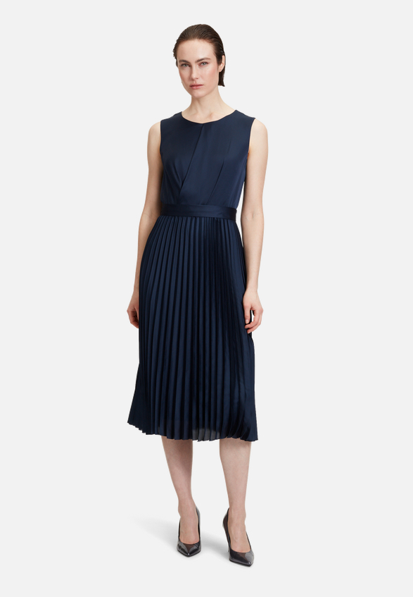 Chiffonkleid mit Plissee / Modellfoto Vorderseite