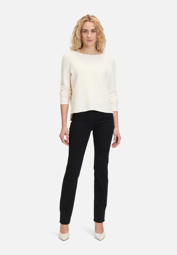 Basic-Jeans mit aufgesetzten Taschen / Modellfoto Vorderseite (Outfit)