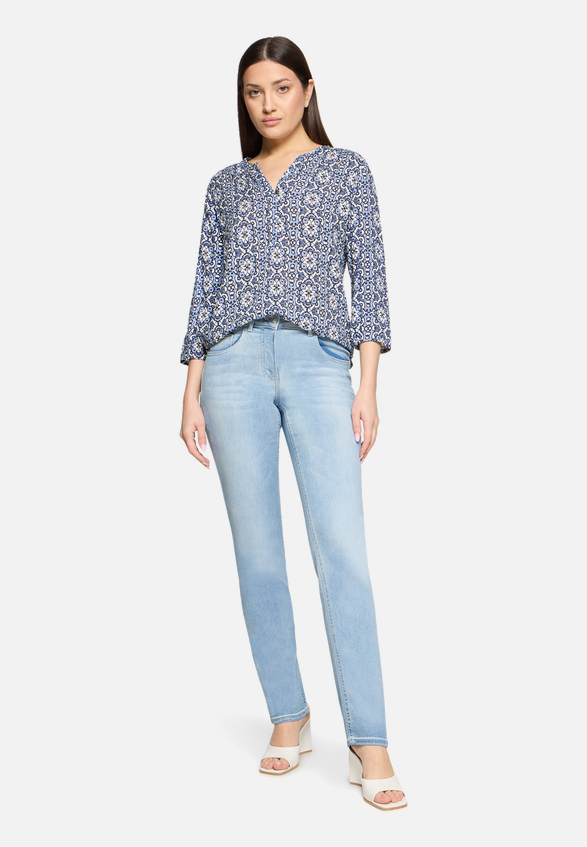 Skinny Jeans  mit Used-Waschung Style Rosalie / Modellfoto Vorderseite (Outfit)