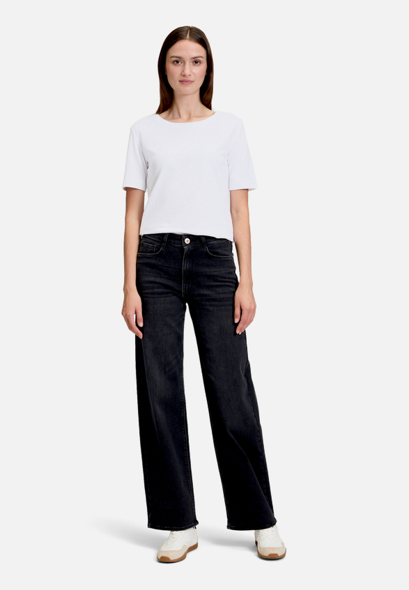 Basic Shirt mit Rundhalsausschnitt / Modellfoto Vorderseite (Outfit)