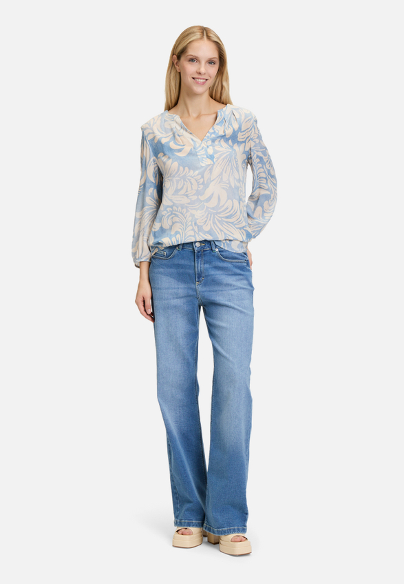 Casual-Bluse mit Gummizug / Modellfoto Vorderseite (Outfit)