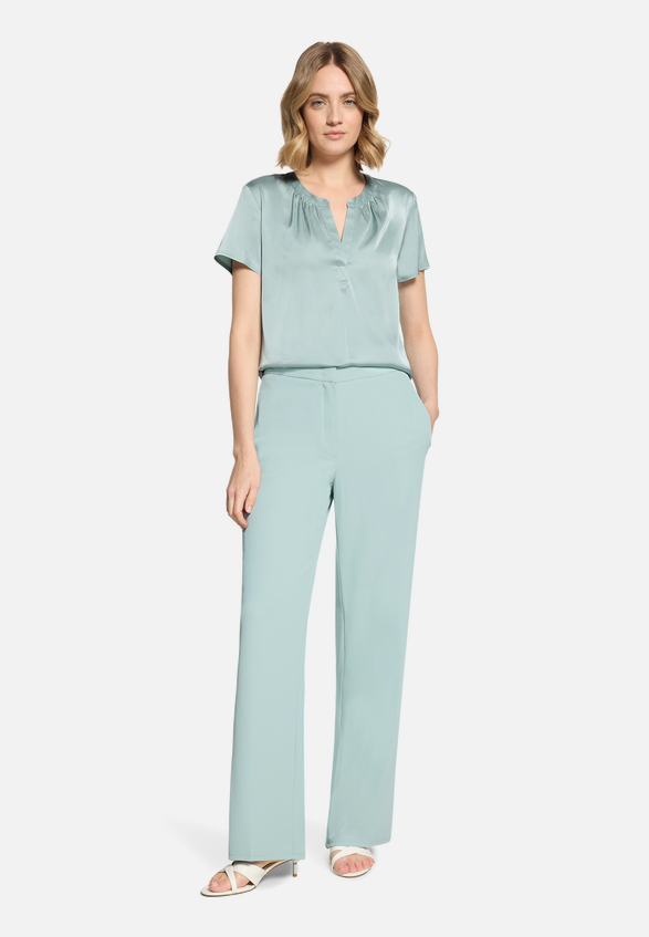Satin-Bluse kurzarm / Modellfoto Vorderseite (Outfit)