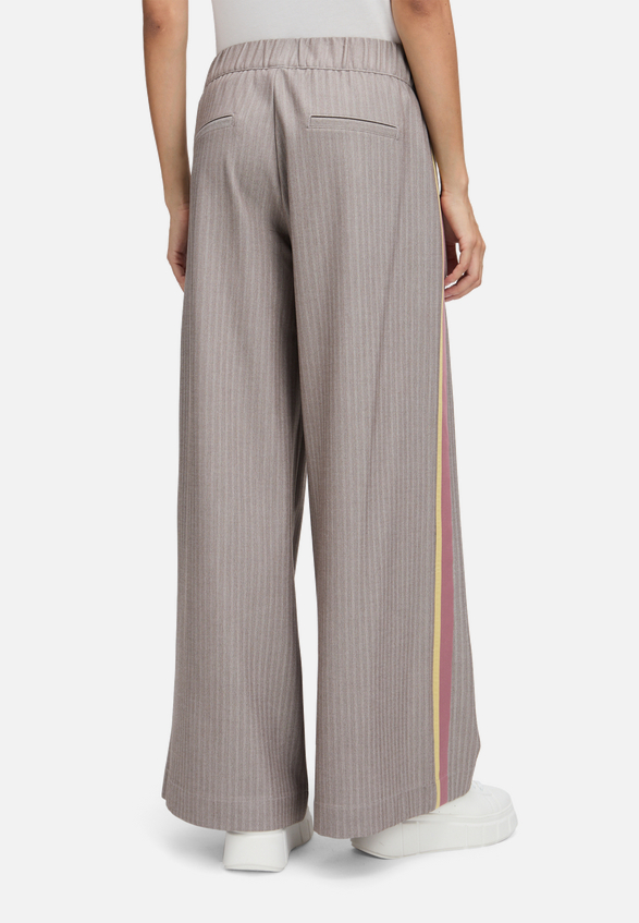 Casual-Hose mit Galonstreifen / Modellfoto Rückseite