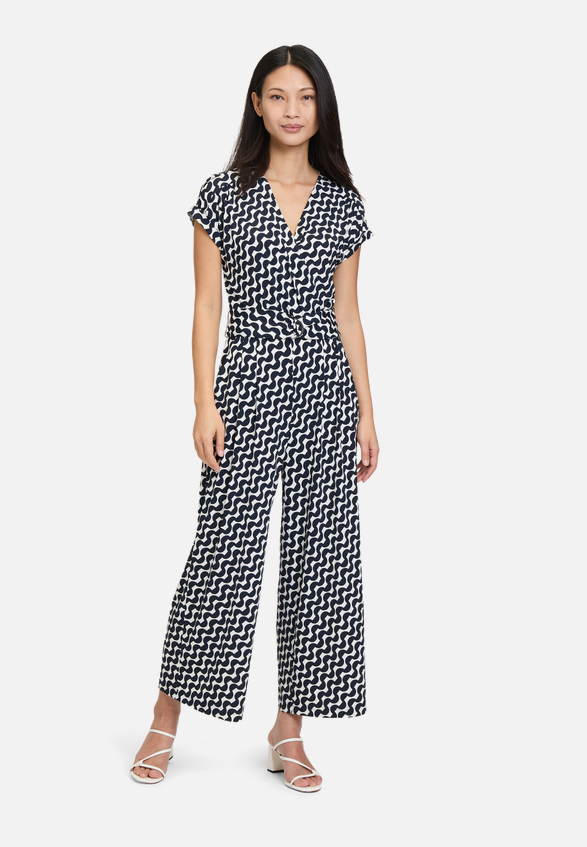 Jumpsuit mit Eingrifftaschen / Modellfoto Vorderseite