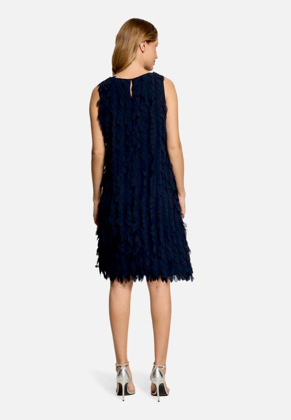 Cocktailkleid ohne Arm / Modellfoto Rückseite