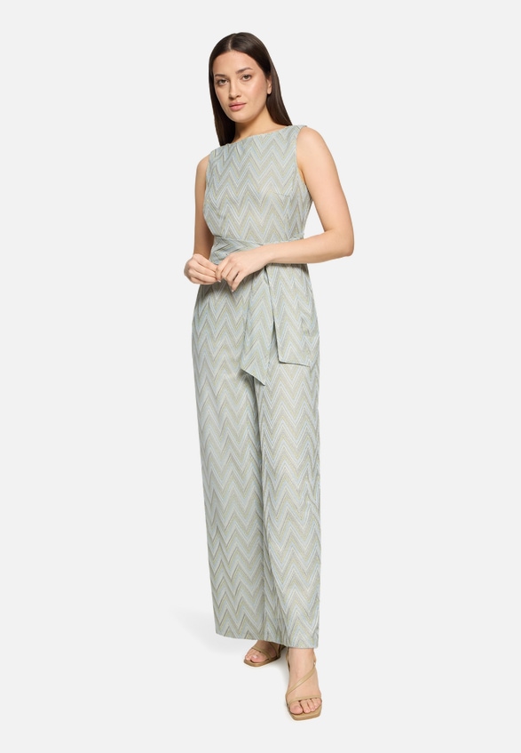 Jumpsuit mit Bindegürtel / Modellfoto Vorderseite (Outfit)