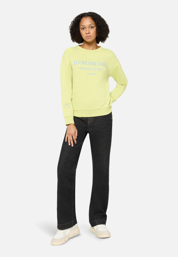 Sweatshirt mit Rippbündchen / Modellfoto Vorderseite (Outfit)