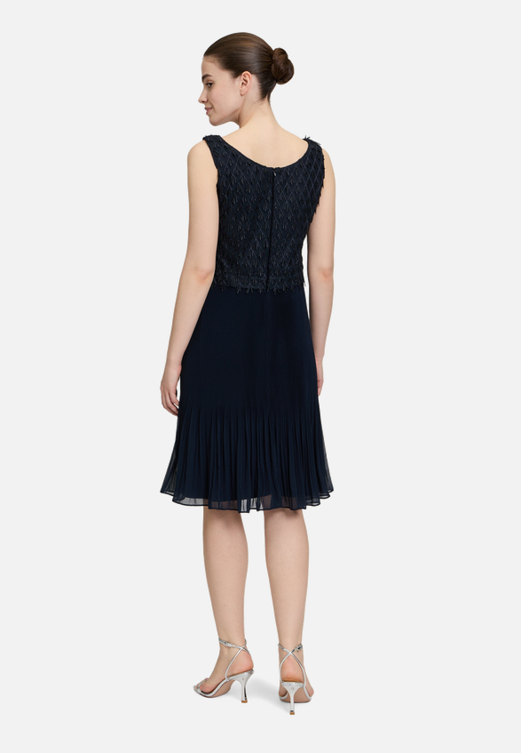 Cocktailkleid mit Plissee / Modellfoto Rückseite