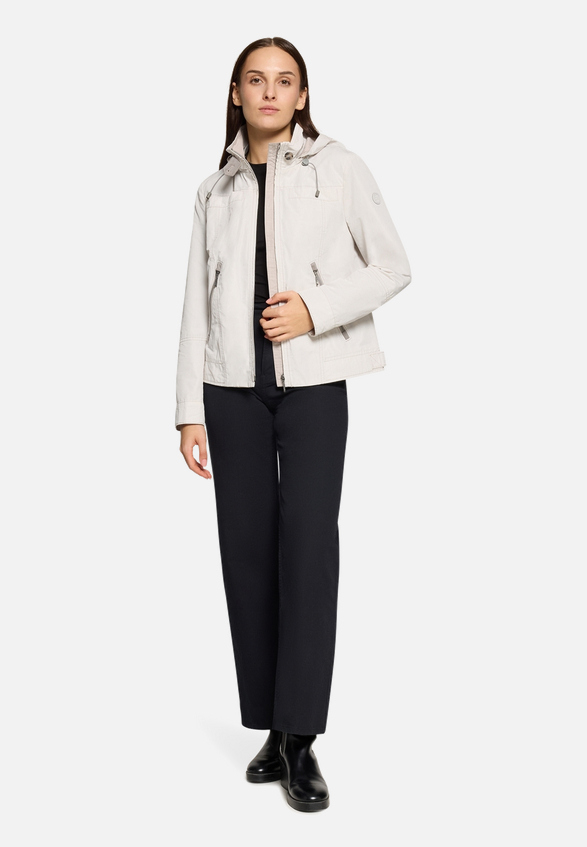Sommerjacke mit abnehmbarer Kapuze / Modellfoto Vorderseite