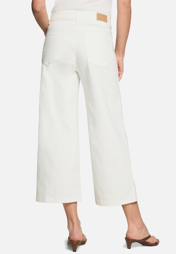 Basic-Jeans  mit geradem Bein  / Modellfoto Rückseite