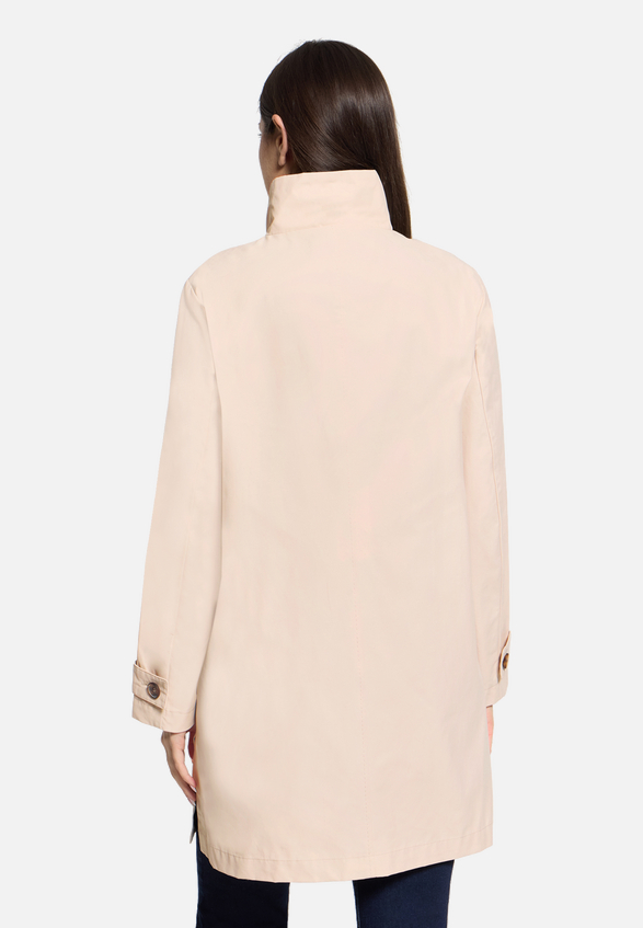 Sommerjacke mit Kragen / Modellfoto Rückseite