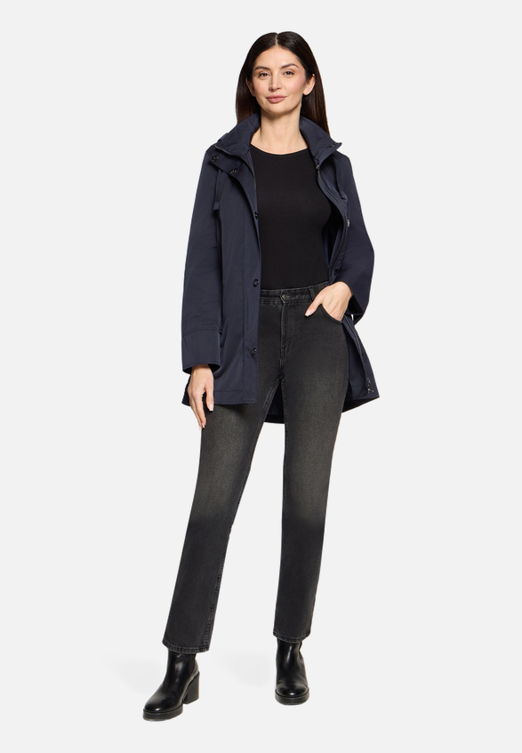 Sommerjacke mit Kapuze / Modellfoto Vorderseite (Outfit)