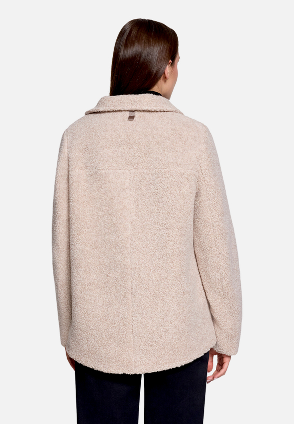Winterjacke mit Kragen / Modellfoto Rückseite