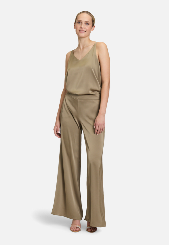 Satin-Bluse mit V-Ausschnitt / Modellfoto Vorderseite (Outfit)