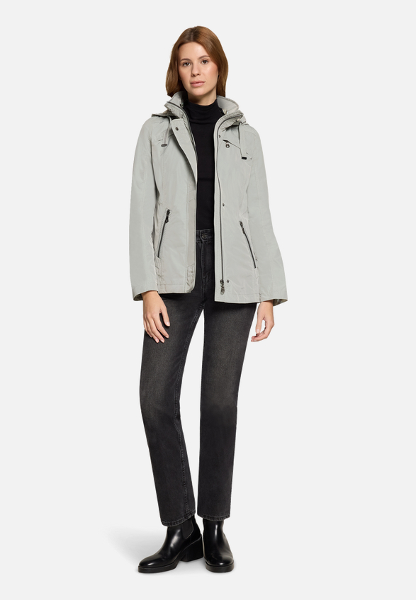 Sommerjacke mit abnehmbarer Kapuze / Modellfoto Vorderseite (Outfit)