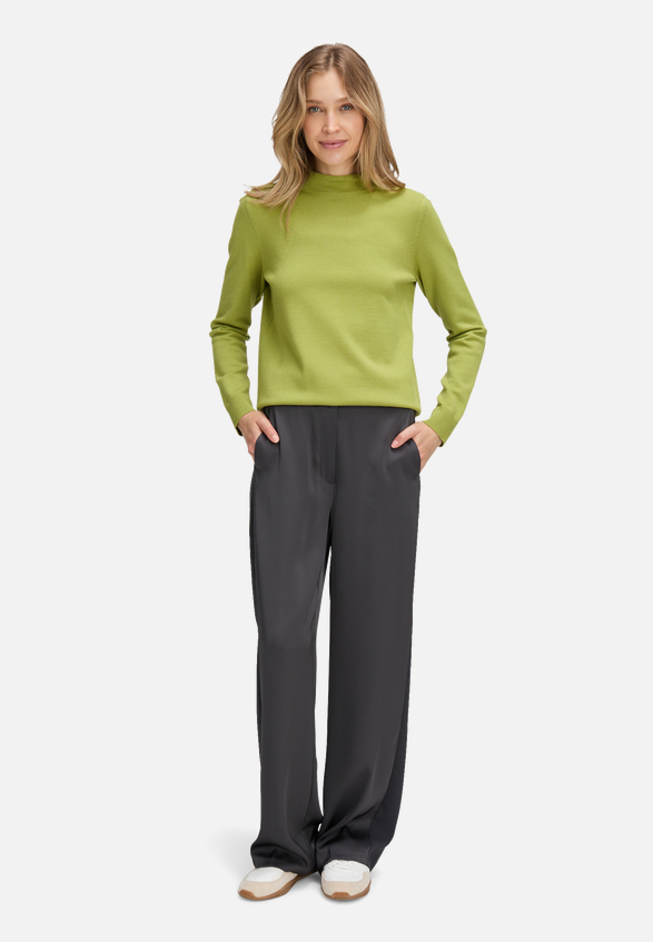 Basic-Strickpullover mit Stehkragen / Modellfoto Vorderseite (Outfit)