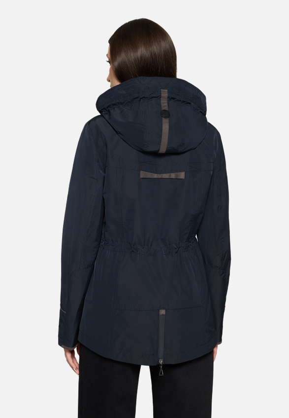 Sommerjacke mit Kapuze / Modellfoto Rückseite