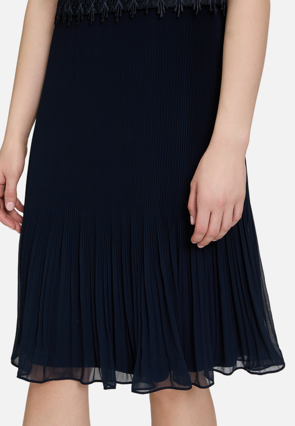 Cocktailkleid mit Plissee / Detailbild