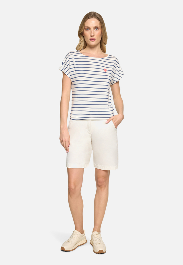 Casual-Shirt mit U-Boot-Ausschnitt / Modellfoto Vorderseite (Outfit)