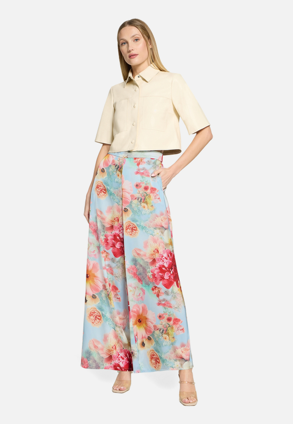 Marlene-Hose mit Blumenprint / Modellfoto Vorderseite (Outfit)
