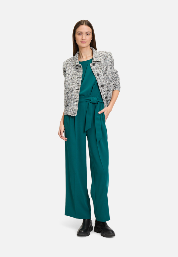 Jumpsuit mit Bindegürtel / Modellfoto Vorderseite (Outfit)