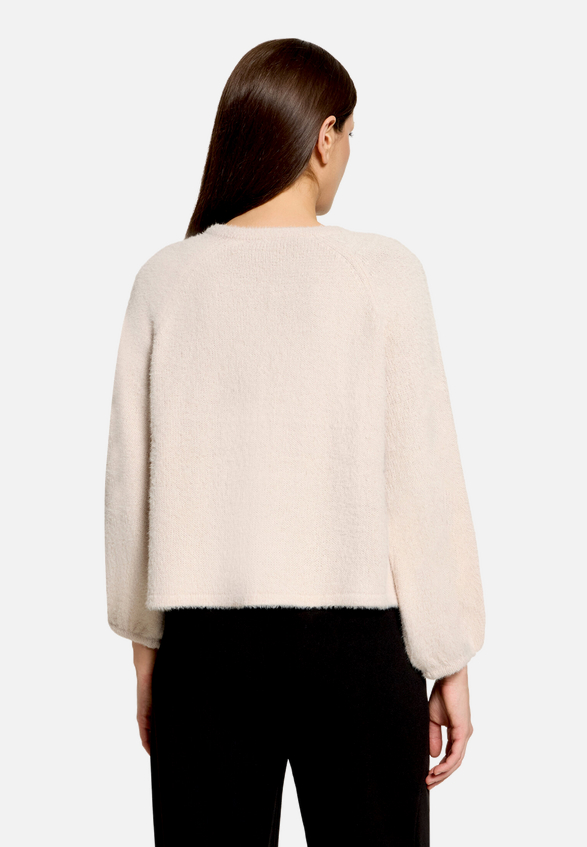 Flauschige Strickjacke  mit 3/4 Arm  / Modellfoto Rückseite
