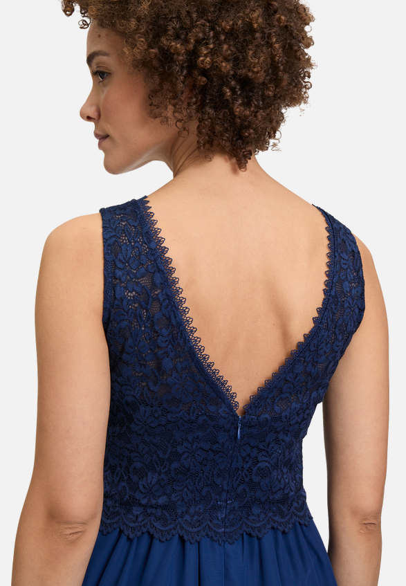 Abendkleid mit Spitze / Detailbild