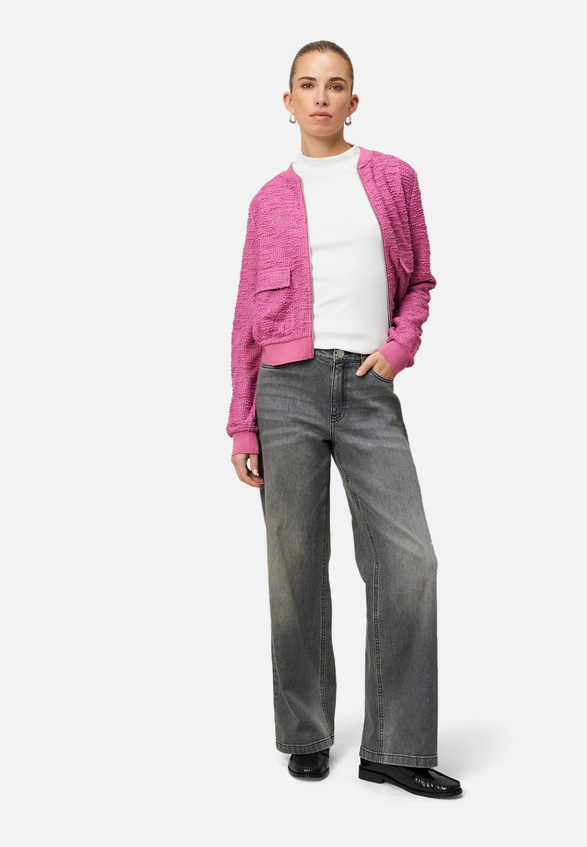 Langarmshirt mit Stehkragen / Modellfoto Vorderseite (Outfit)