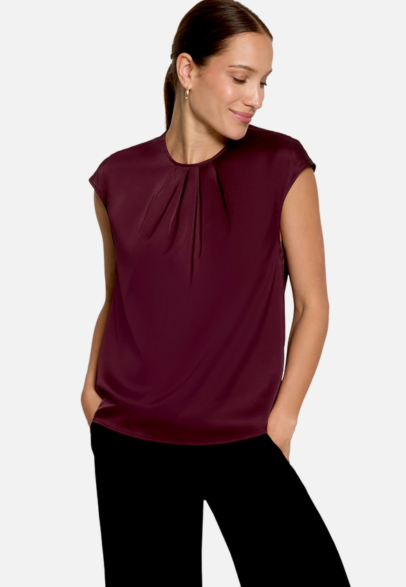 Satin-Bluse  mit Rundhalsausschnitt / Modellfoto Vorderseite