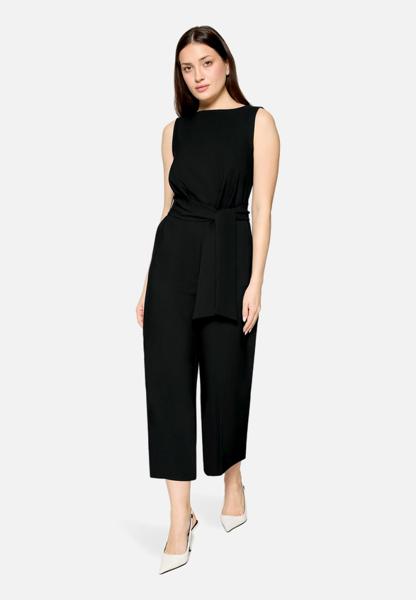 Eleganter Jumpsuit mit Eingrifftaschen / Modellfoto Vorderseite (Outfit)