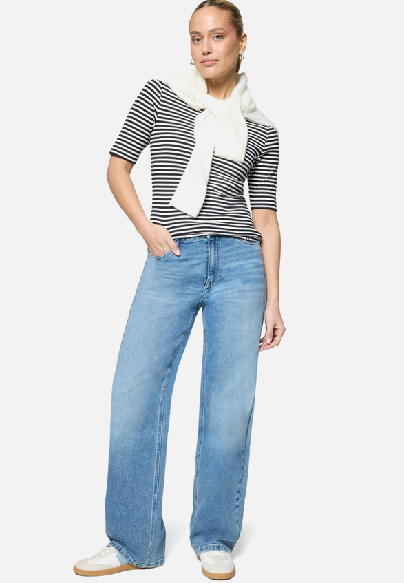 Ringelshirt  mit U-Boot Ausschnitt  / Modellfoto Vorderseite (Outfit)