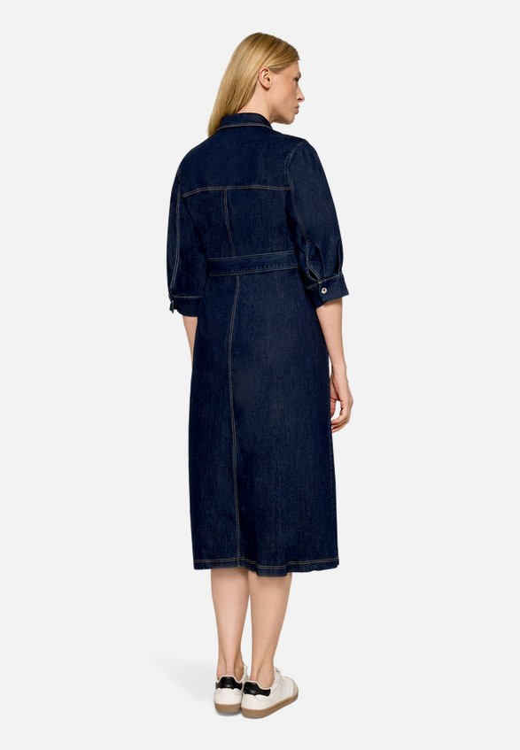 Hemdblusenkleid mit Knopfleiste / Modellfoto Rückseite