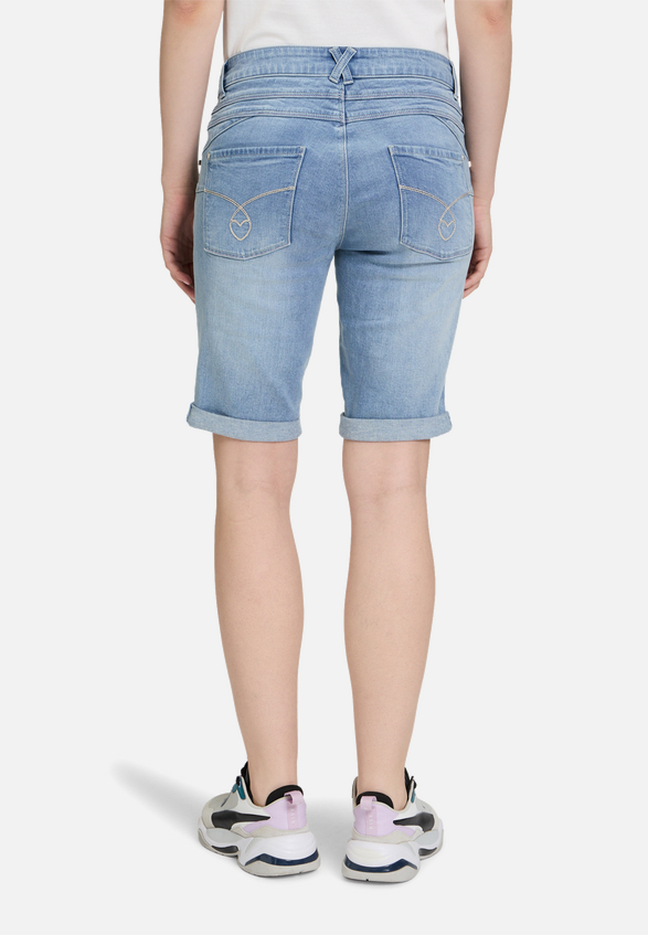 Jeans-Shorts mit Stickerei / Modellfoto Rückseite