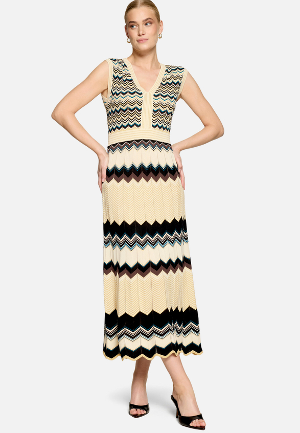 Strickkleid mit Lurexfaden / Modellfoto Vorderseite (Outfit)