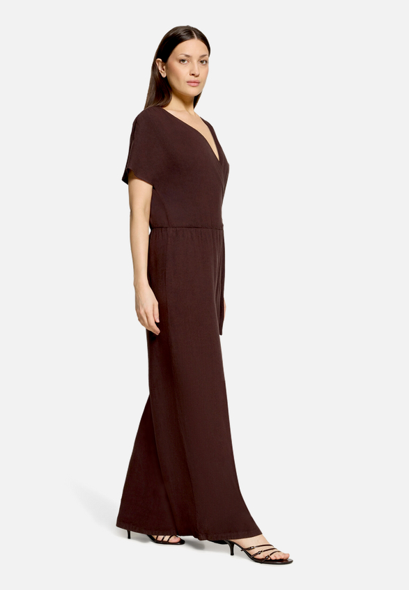 Jumpsuit mit Schnalle / Modellfoto Vorderseite (Outfit)